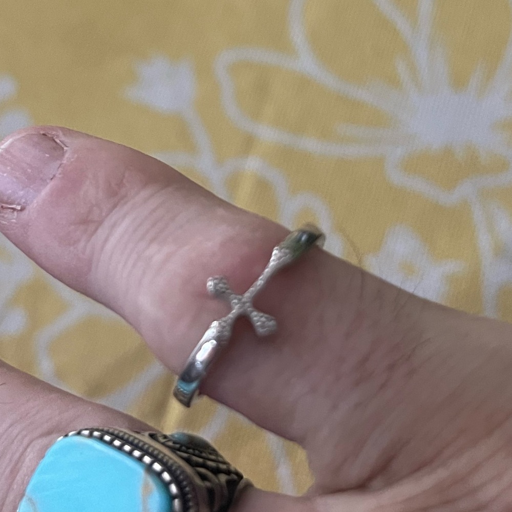 NEW Beautiful & Elegant .925 Sterling Silver Cross Ring size 9. Can be unisex!